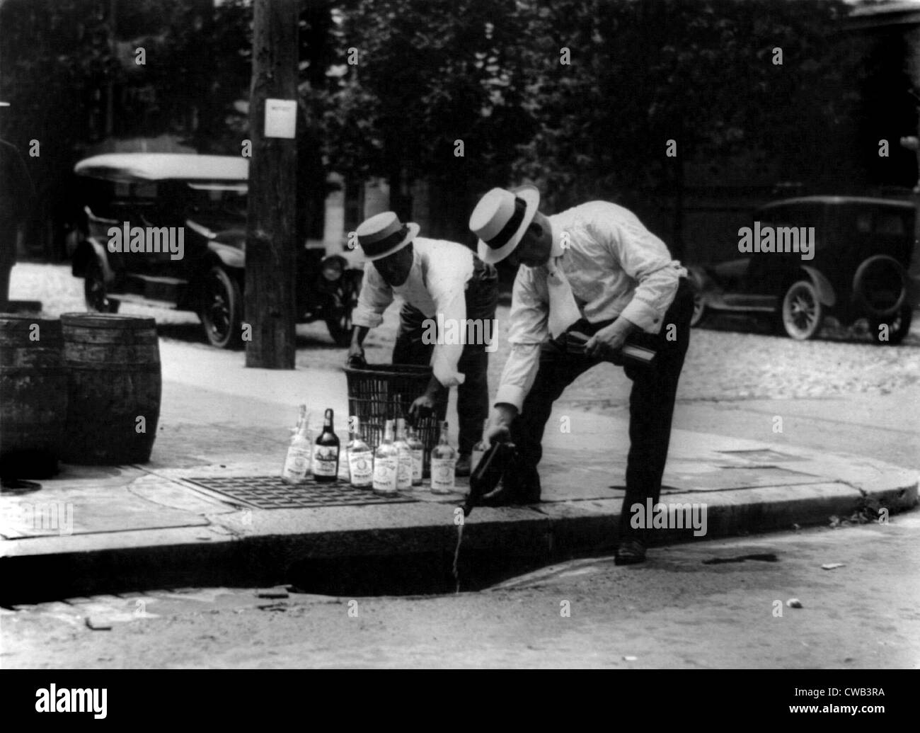 Verbot, Gießen Whisky in einem Abwasserkanal, ca. 1909-1932. Stockfoto