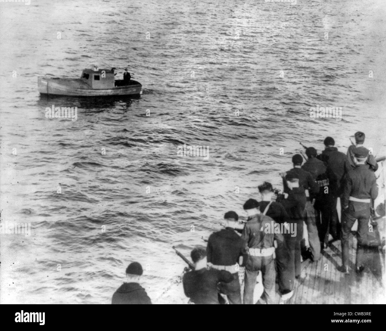 Verbot, Küste Gardisten mit Gewehren entlang Deck mit Blick auf ein kleines Boot, original-Bildunterschrift: "einer der Läufer in der Nacht rum und Stockfoto