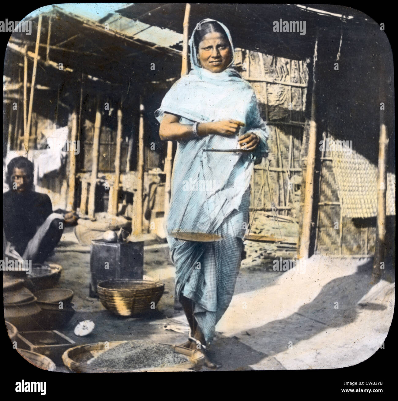 Indien, eine junge Frau Straßenhändler halten Maßverkörperung, Hand farbige Laterne Dia, Foto von William Henry Jackson, Stockfoto