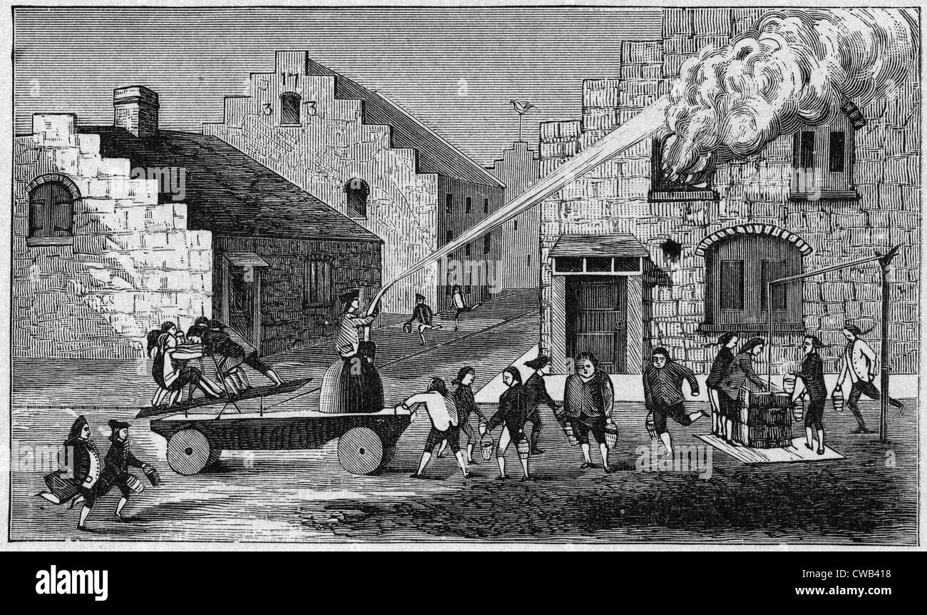 New York City. Feuerwehr bei der Arbeit, 1733. Darstellung, die Feuerwehrleute am Fahrzeug Pumpen von Wasser durch den Schlauch am brennenden Haus, Stockfoto