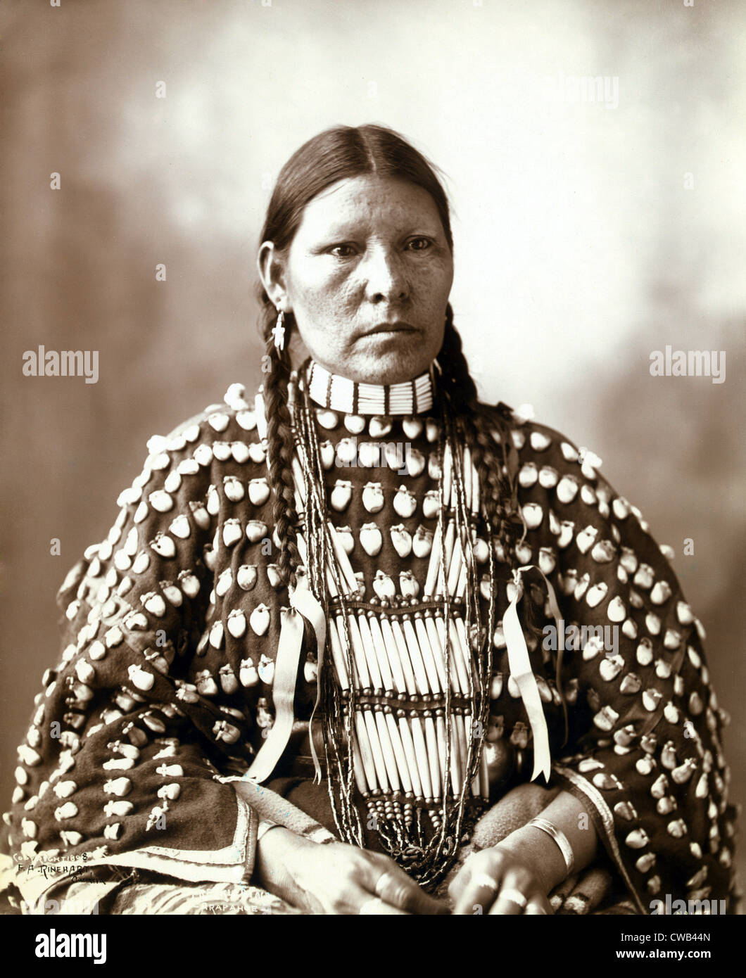 Indianische Frau, Porträt einer Frau Arapahoe, Originaltitel: "Sommersprossigen Gesicht (Arapahoe)", Foto von Frank A. Stockfoto