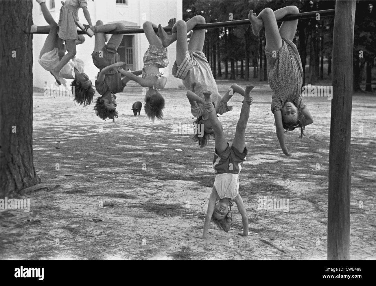 Kinder auf einem Spielplatz spielen, Irwinville Schule, Georgia, Foto von John Vachon, Mai 1938. Stockfoto