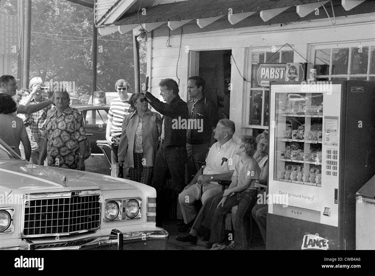 Zukunft-Präsident Jimmy Carter (Mitte, winken), macht eine Kampagne an seinen Bruder Billy Tankstelle in ihrer Heimatstadt zu stoppen Stockfoto