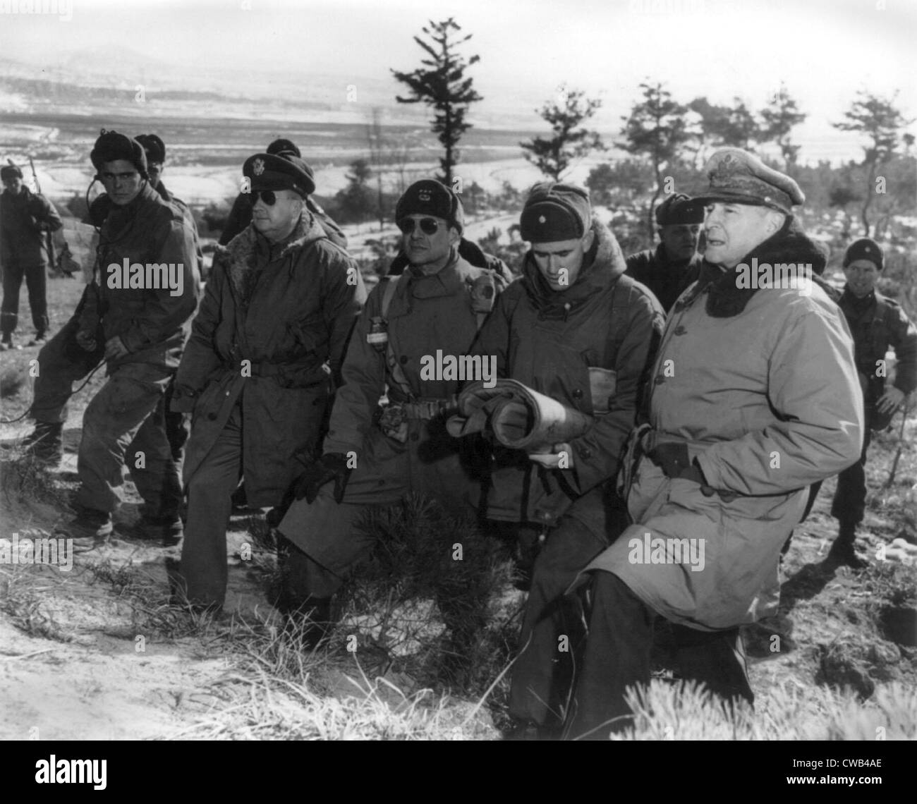 Der Korea-Krieg, General Douglas MacArthur (rechts), begleitet von Courtney Whitney, Matthew B. Ridgway, William B. Kean, bei der Stockfoto