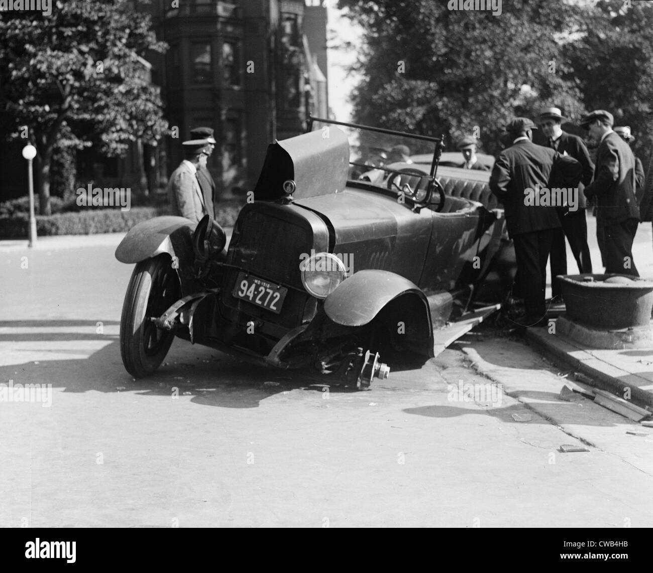 Auto-Unfall, Nahaufnahme von einem Autounfall, Foto ca. 1918-1920. Stockfoto