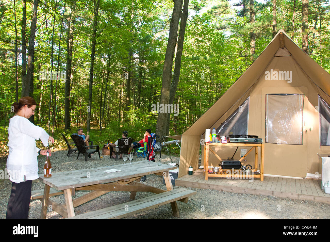 In Quebec entdecken ausländische Touristen und Einheimische eine neue Art  von camping mit dem Zelt Huttopia bietet voll ausgestattete Unterkünfte für  Familien Stockfotografie - Alamy