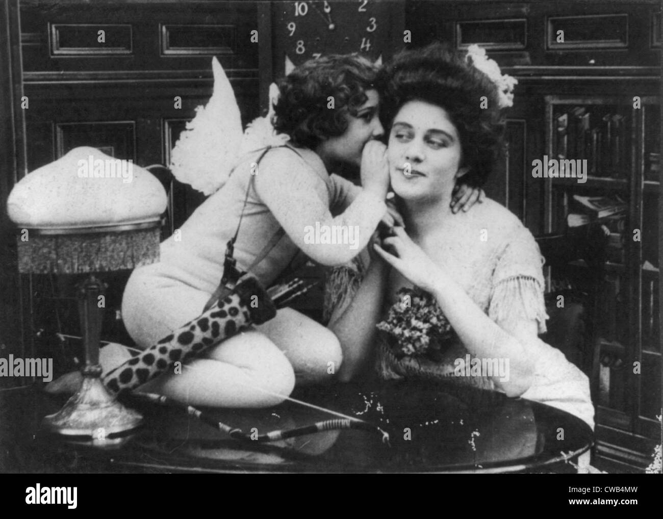 AMORS Streiche, -Szene 1, Violette Hill (links), Kinofilm noch durch die Edison Manufacturing Company, 1908. Stockfoto