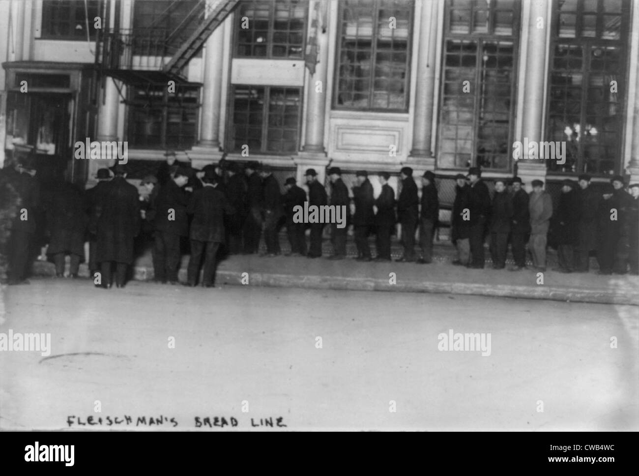 New York City, der Bowery Bowery Männer warten auf Fleischmans Brotlinie, Foto, Dezember 1913. Stockfoto