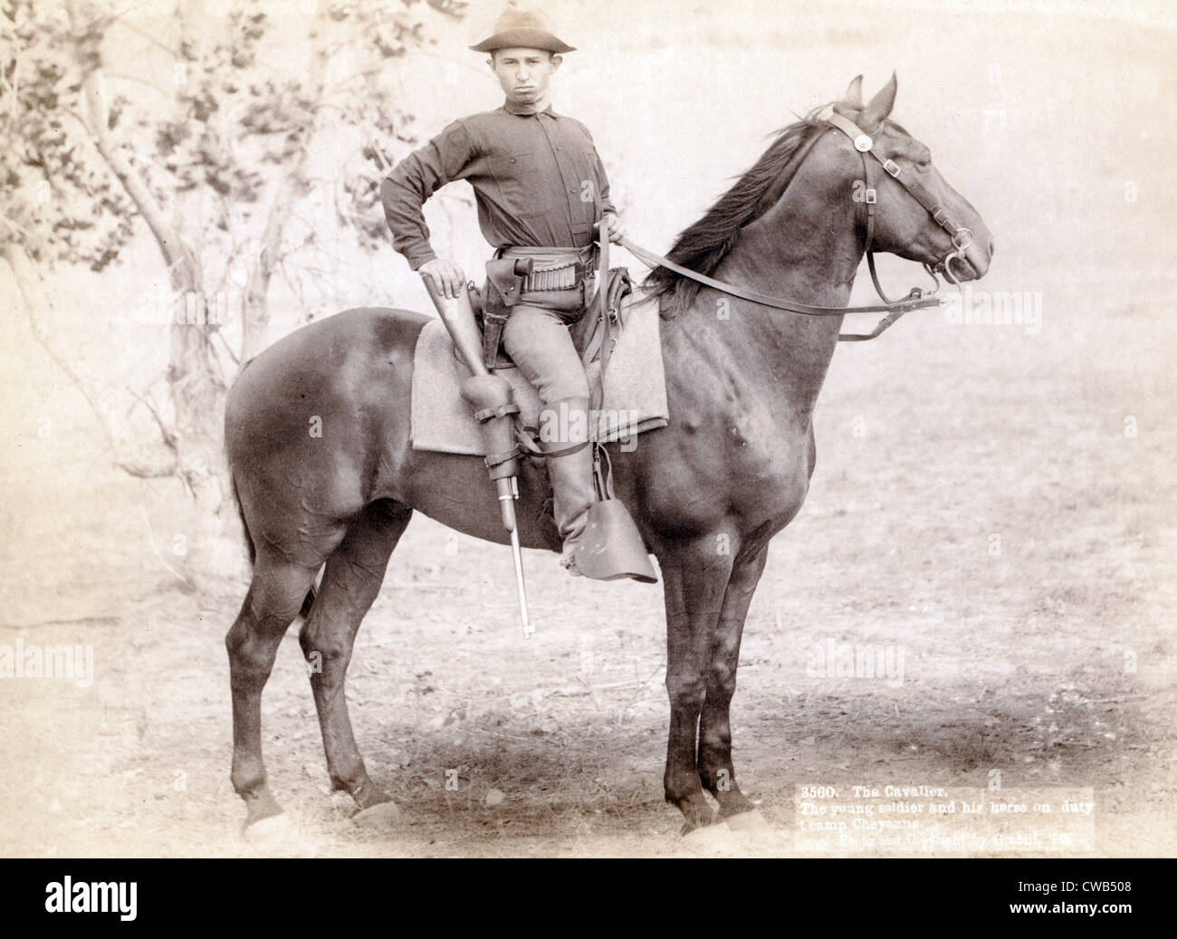 Wilden Westen. Der Kavalier. Der junge Soldat und sein Pferd im Dienst am Camp, Cheyenne. Foto von John C. Grabill, 1890 Stockfoto