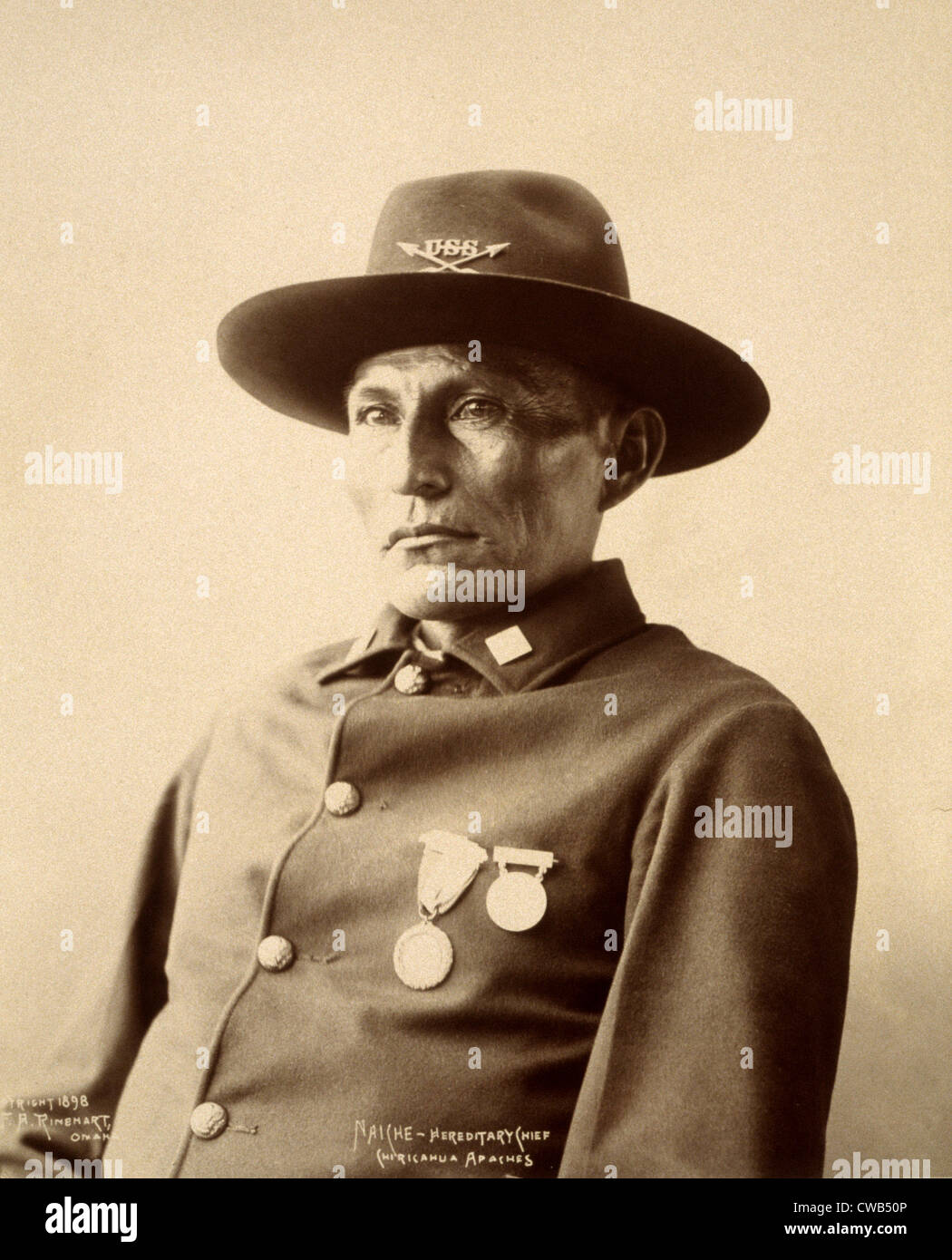 Wilden Westen. Naiche, Chiricahua-Apachen-Häuptling, Brustbild, nach links, gekleidet in einer Uniform, dekoriert mit Stockfoto