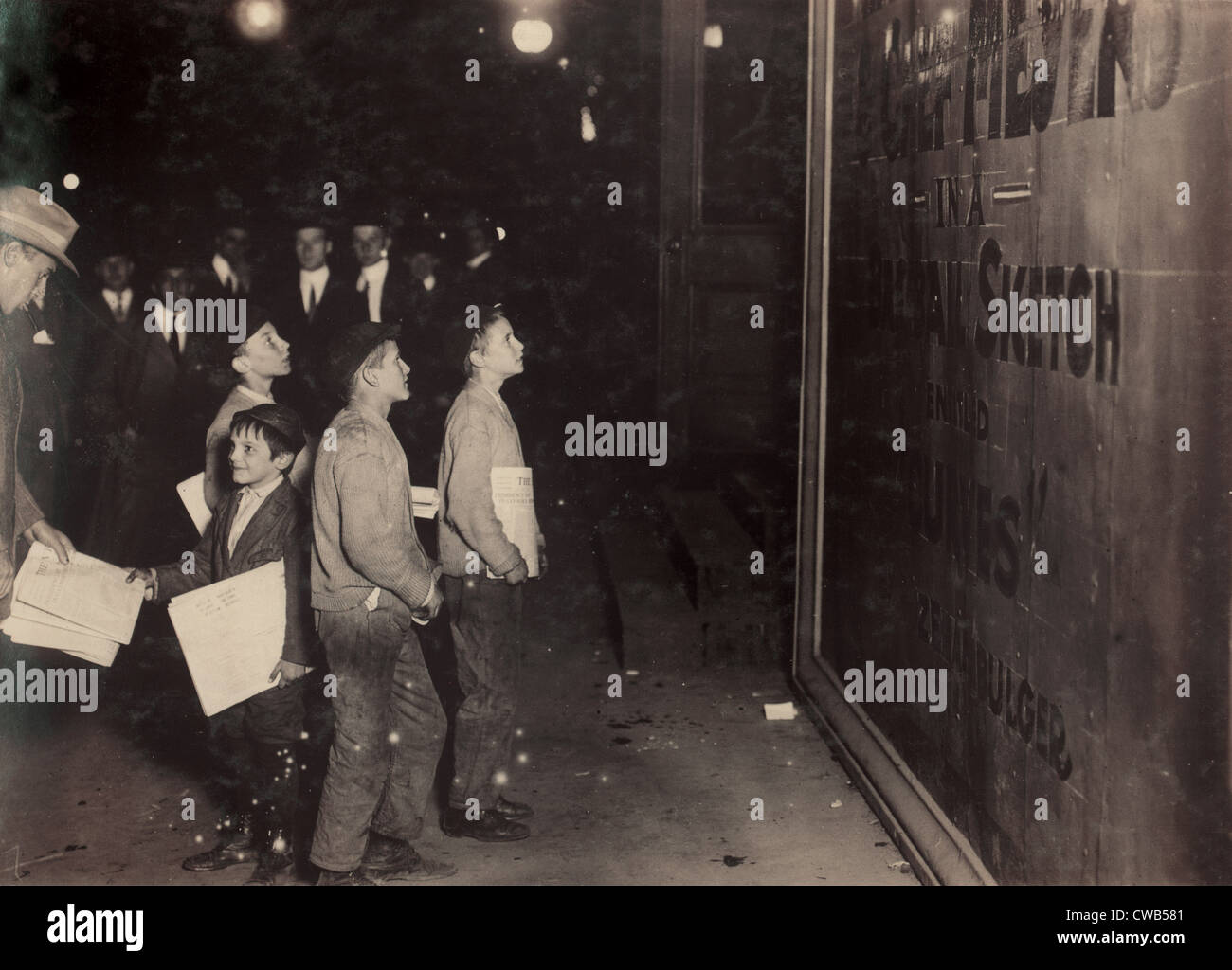 New York City, Newsies herumhängen Long Acre Square (Times Square) warten auf Victoria Theatre, Broadway zu schließen und Stockfoto