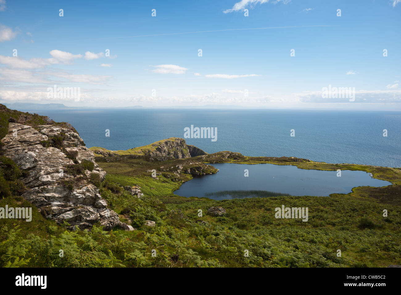 Ein malerischer See an den Klippen von Slieve League mit dem Atlantic jenseits, auf der West Küste von Donegal, Irland. Stockfoto