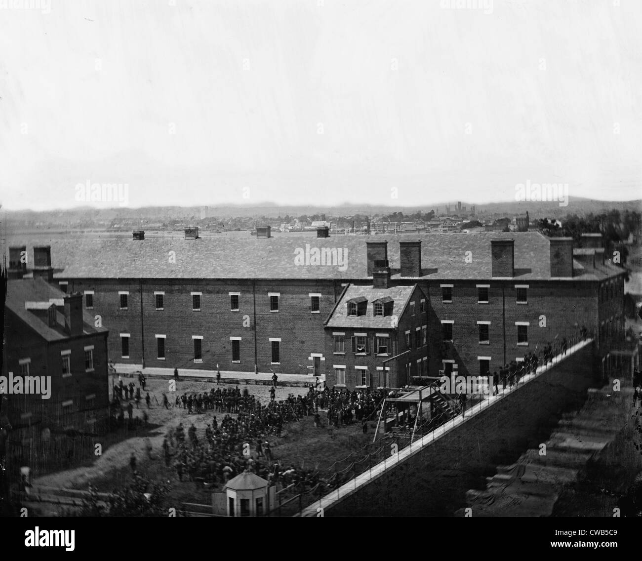 Die Ermordung von Präsident Abraham Lincoln, Hinrichtung der Verschwörer, Gerüst in verwenden und drängen sich auf dem Hof aus gesehen Stockfoto