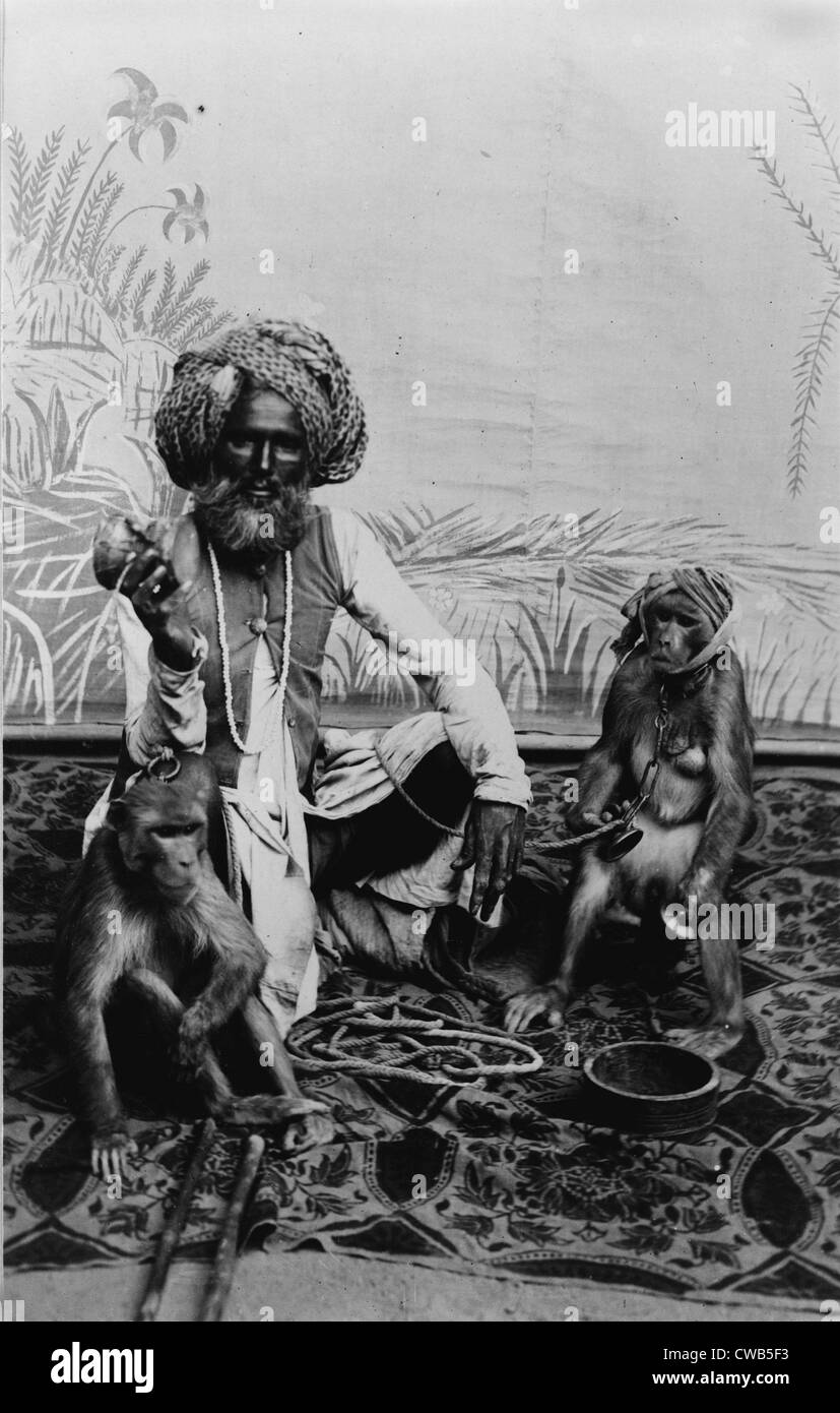 Porträt von einem indischen Fakir mit Affen, Indien, Foto, ca. 1900 s der 1920er-Jahre. Stockfoto