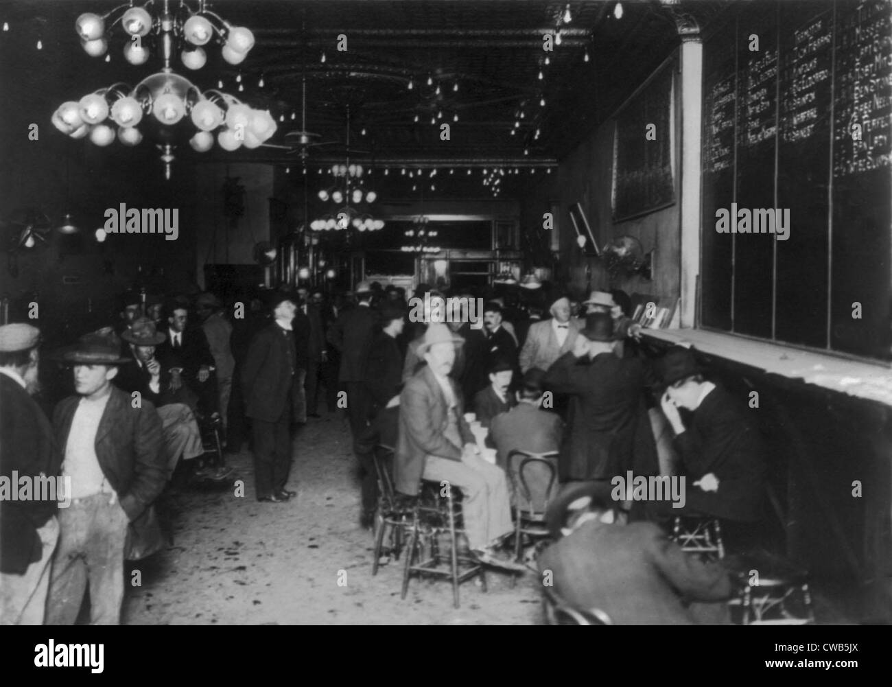 Nevada, öffnen Sie Glücksspiel in Reno, Männer unter große Tafel mit Rennergebnisse, Foto von L. Levitch, 8. Oktober 1910. Stockfoto