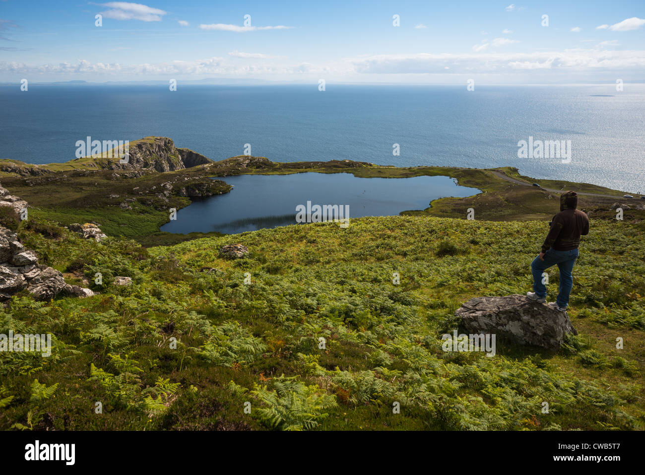 Ein malerischer See an den Klippen von Slieve League mit dem Atlantic jenseits, auf der West Küste von Donegal, Irland. Stockfoto