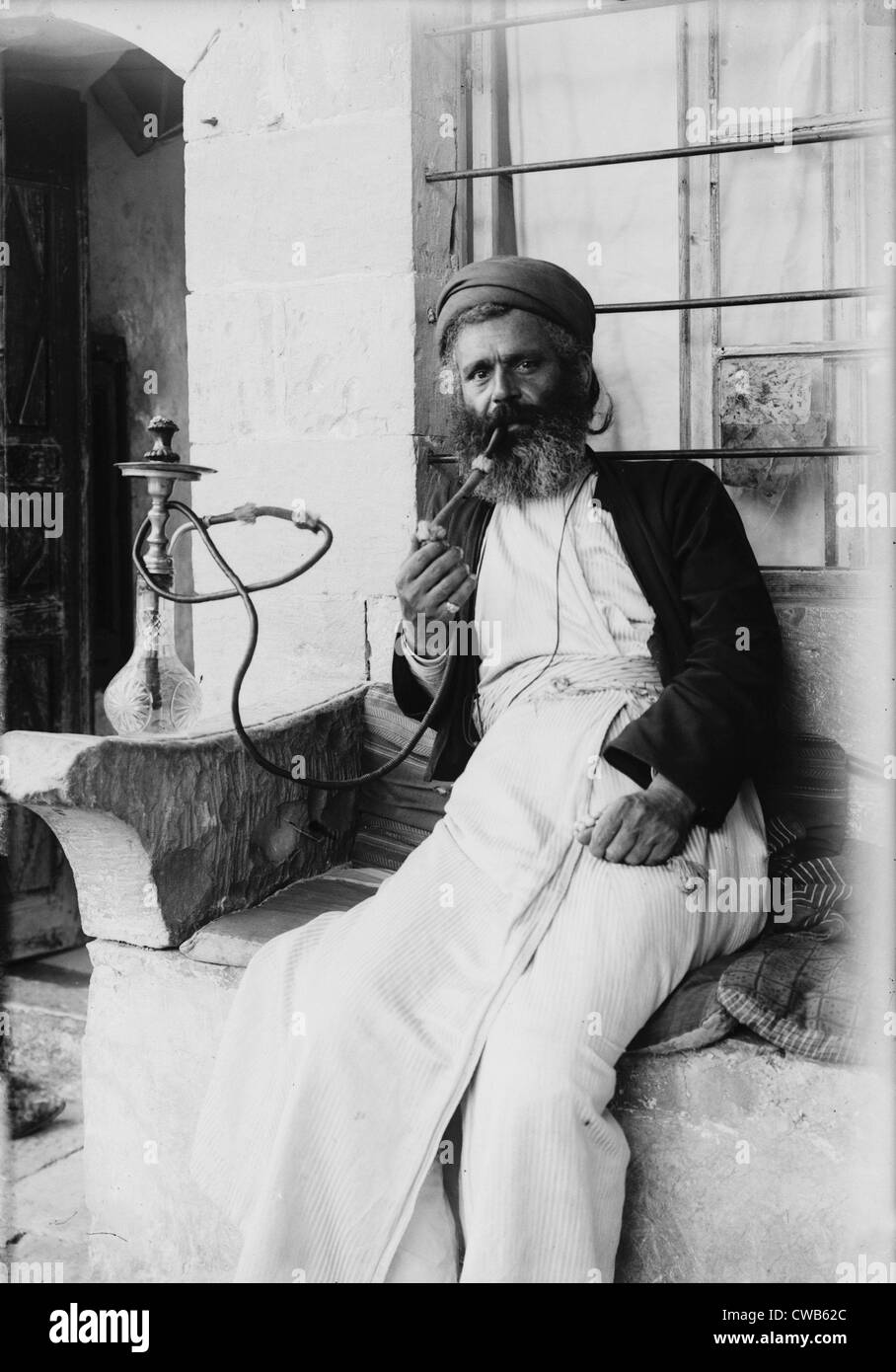Die Samariter von Nablus (Shechhem). Ein Samariter Rauchen Narghileh, Foto, 1900-1920 Stockfoto