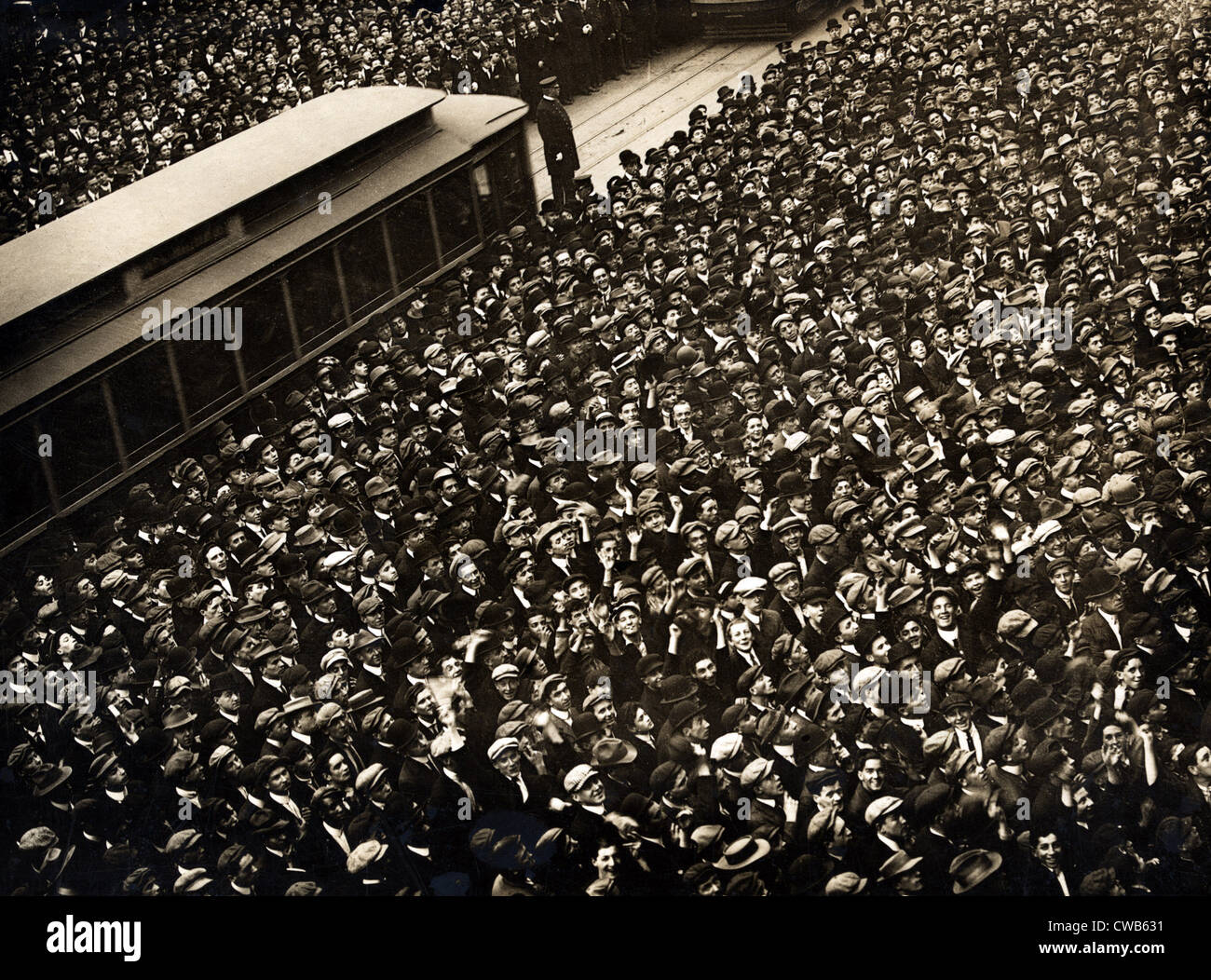 Baseball. Eine riesige Menschenmenge in New York Uhren der Anzeigetafel während des letzten Spiels der 1911 World Series. Das Spiel wurde gespielt Stockfoto