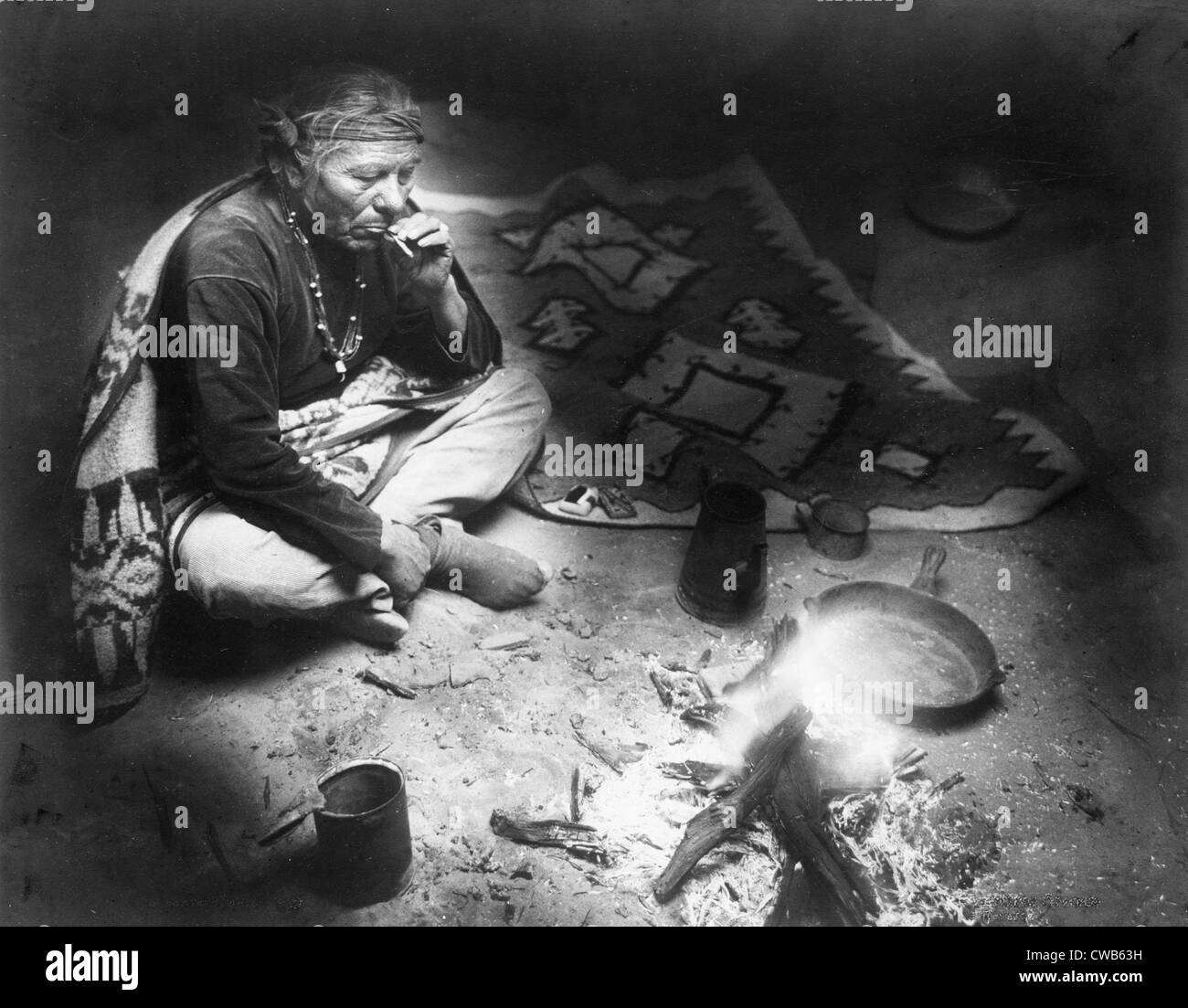 Nach dem Abendessen Rauch, Navajo Indianer, sitzen am Lagerfeuer, Zigarette rauchen, Foto von William J. Carpenter, 1915 Stockfoto