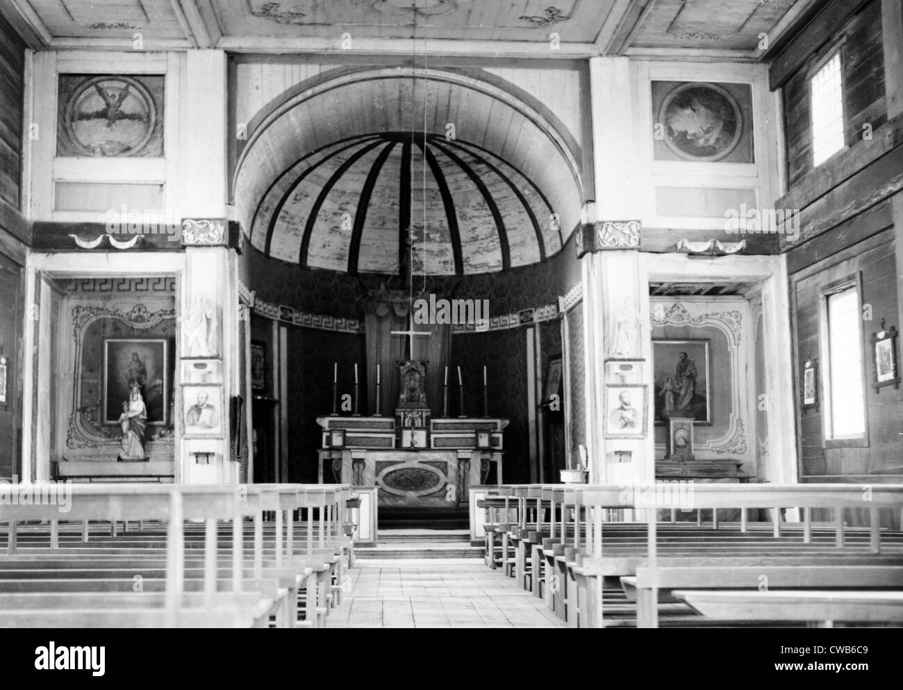 Innenraum der Heiligen Herz-Mission, das älteste Gebäude in Idaho, erbaut ca. 1846. Cataldo, Idaho. 1957 Stockfoto