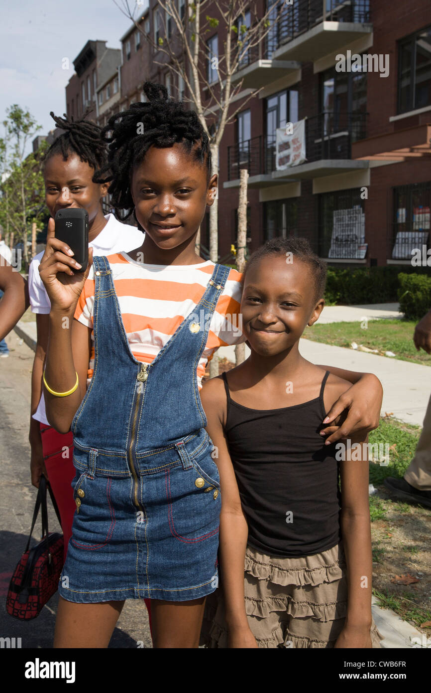 Schwestern, die gerade Hip Hop Parade im Stadtteil Bedford Stuyvesant in Brooklyn, NY. Stockfoto