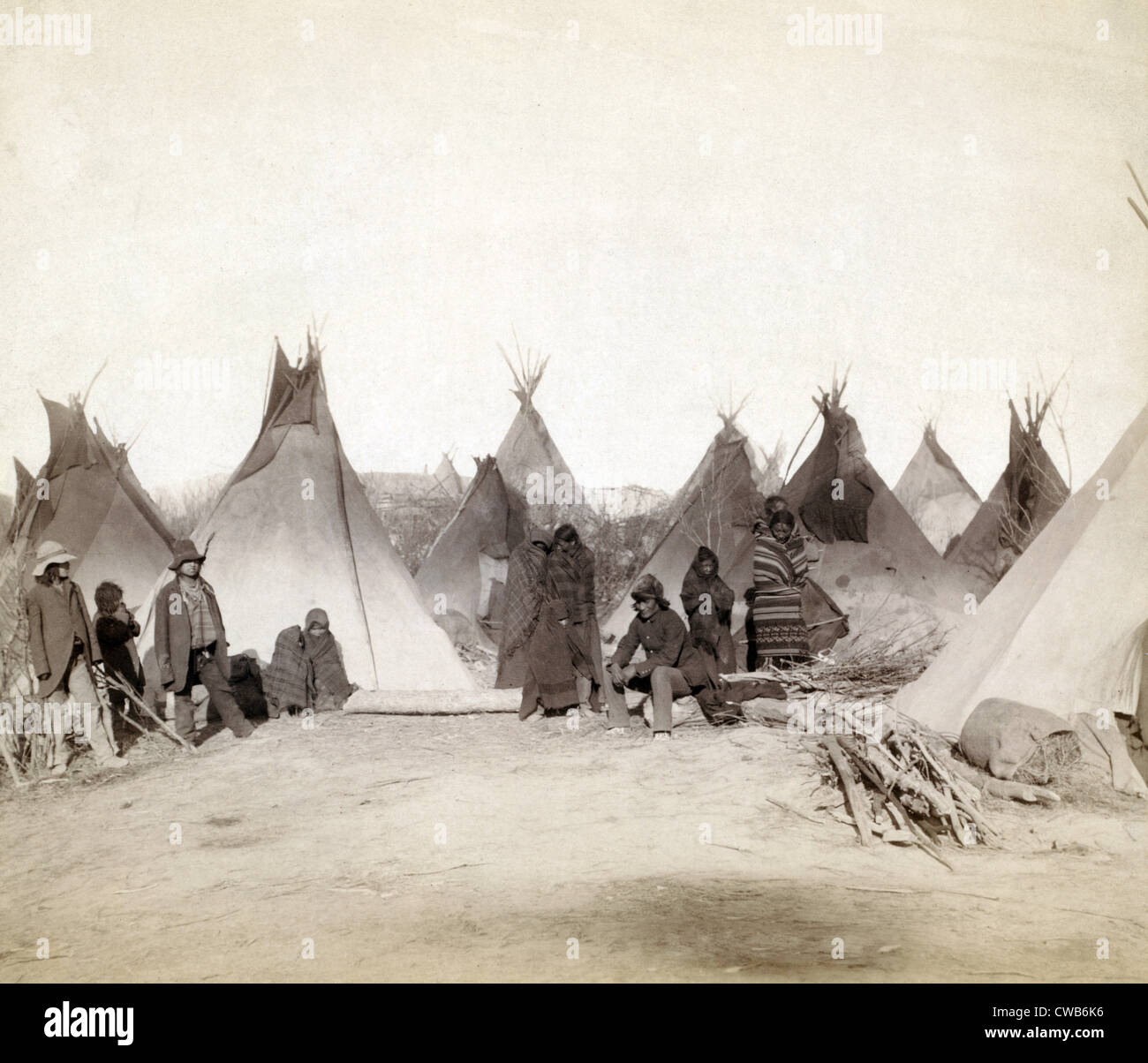 Was ist der Big Foot Band übrig. Miniconjou (Kinder und Erwachsene)--viele suchen wahrscheinlich vom Kamera--in einem Tipi-Camp Stockfoto