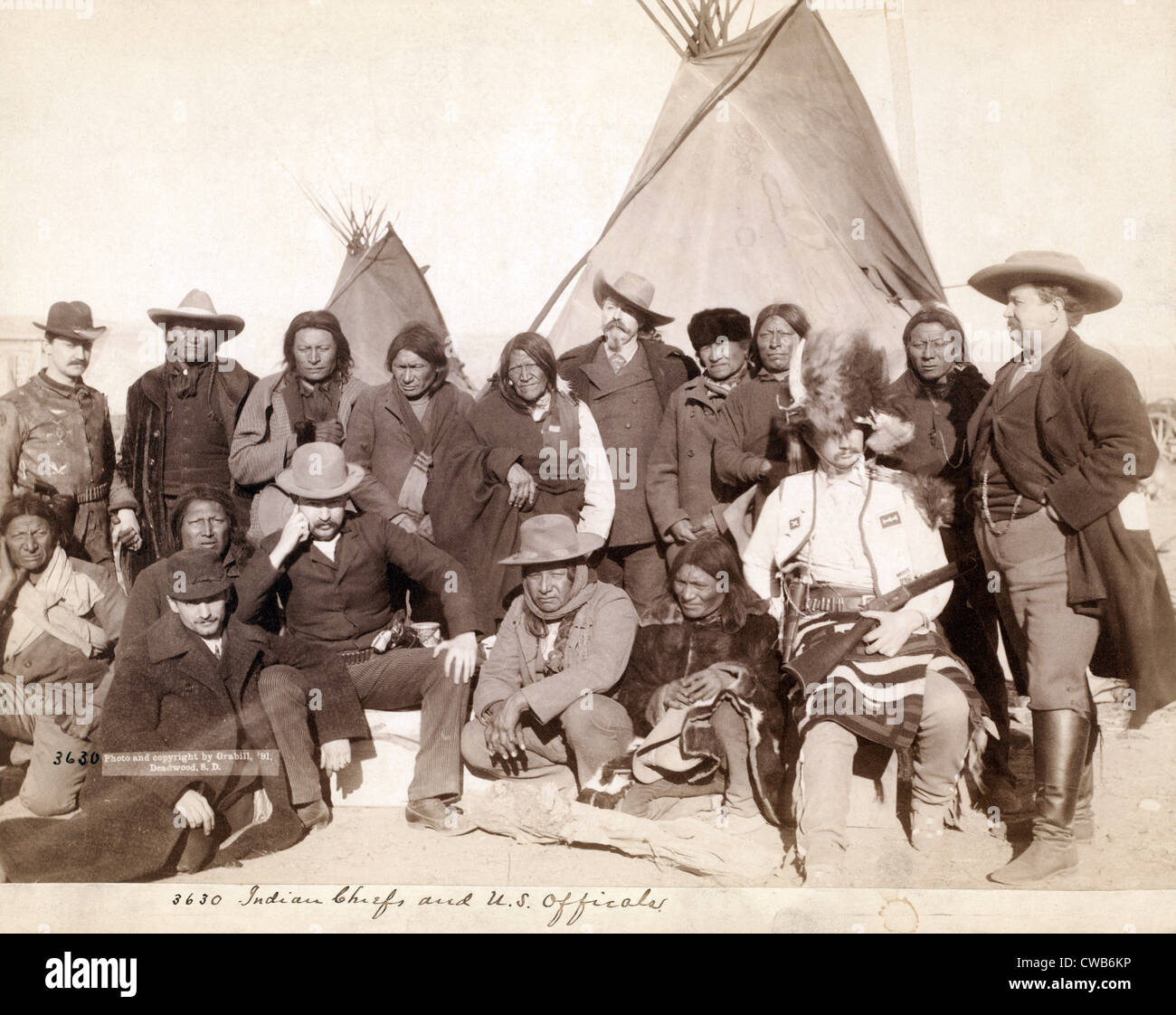 Lakota (Oglala, Brulé und Miniconjou) Häuptlinge und US-Beamte vor Tipis im Pine-Ridge-Reservat. Pine Ridge, South Stockfoto