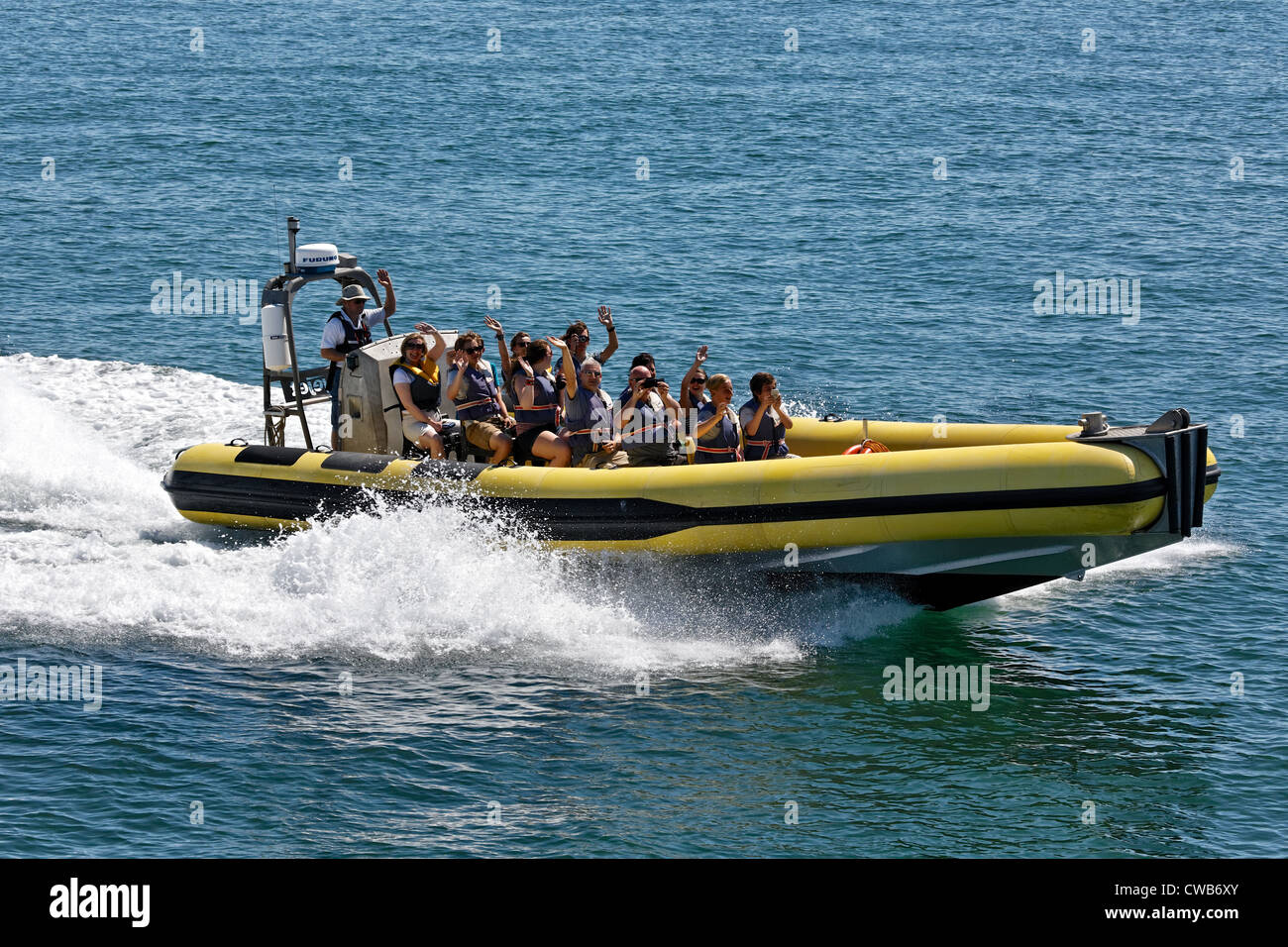 Passagiere auf Vergnügen Kreuzfahrt zu den Nadeln Isle Of Wight winken zurück Stockfoto