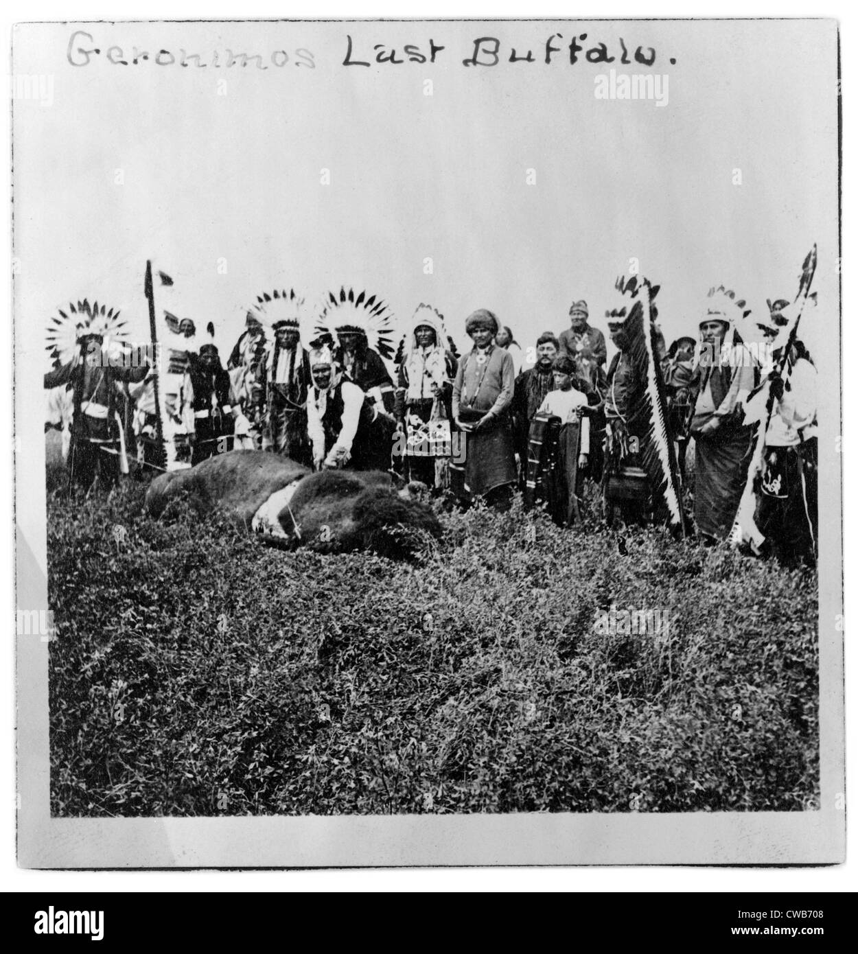 Geronimo es letzten Büffel. Geronimo über Tote Büffel mit einheimischen Männer und jungen im feierlichen Kleid stehen hinter ihm stehen Stockfoto