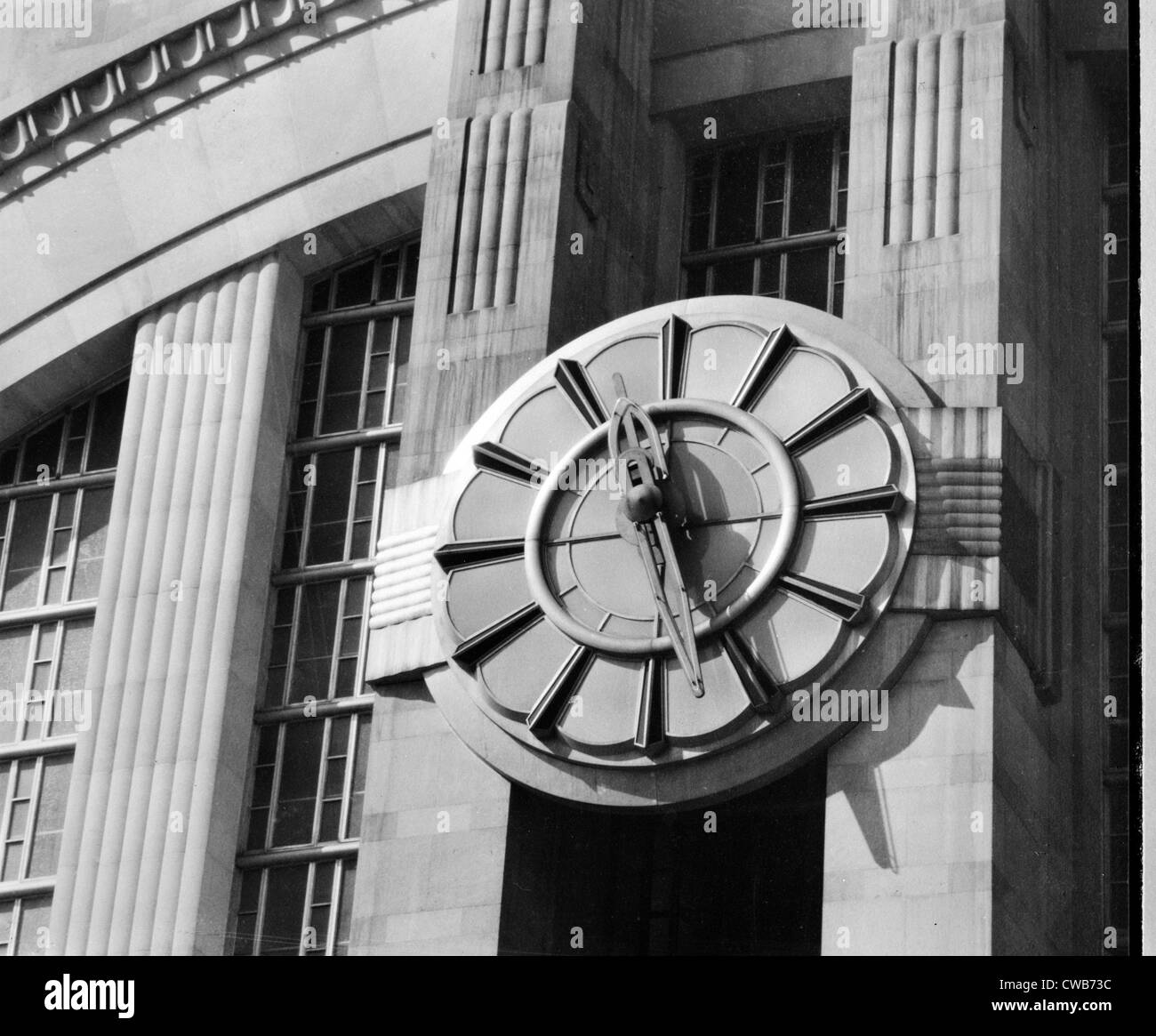 Uhr über dem Eingang des Cincinnati Union Terminals, Cincinnati, Ohio, ca. 1928 Stockfoto