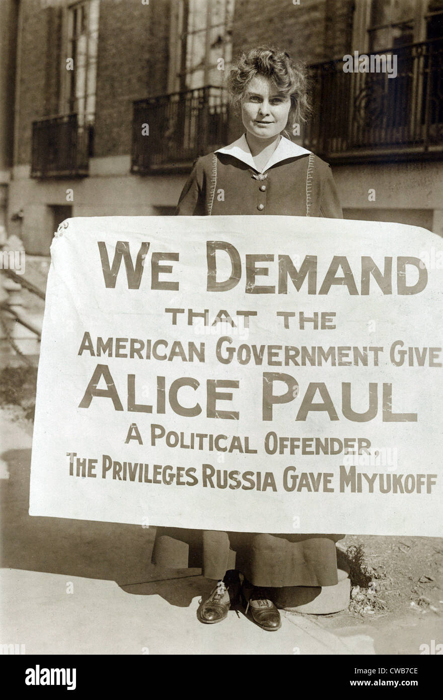 Suffragette Lucy Branham Protest gegen Alice Paul Verhaftung und Inhaftierung für das Weiße Haus Streikposten. ca. Oktober 1917 Stockfoto