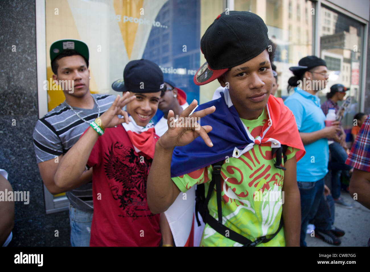 Eine Gruppe von energischen jungen Teens auf Avenue of the Americas für die Dominikanische Day Parade in New York City. Stockfoto
