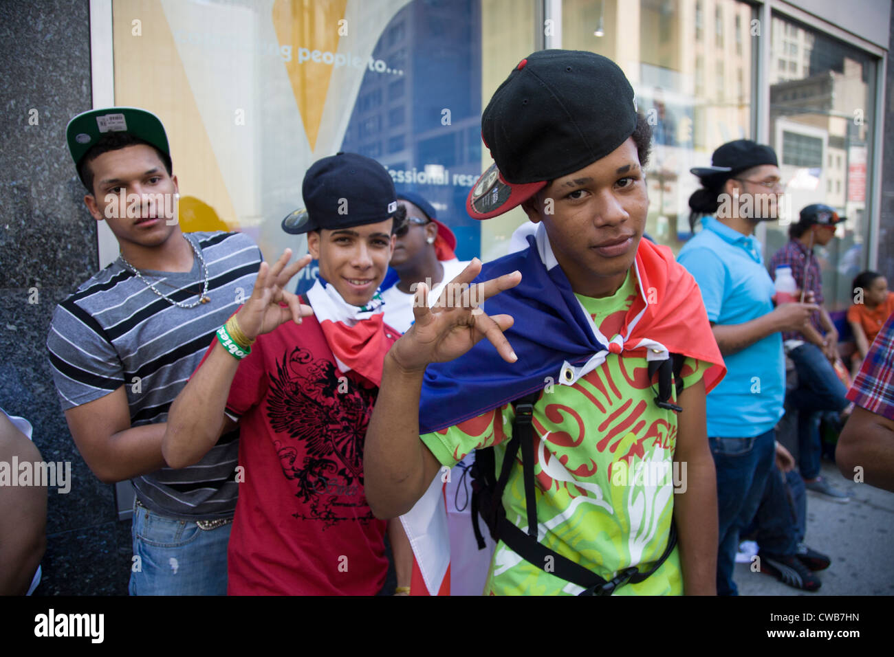 Eine Gruppe von energischen jungen Teens auf Avenue of the Americas für die Dominikanische Day Parade in New York City. Stockfoto