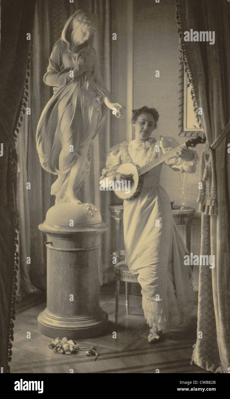 Miss Apperson spielt Banjo neben Statue der "Flora" in Senator George Hearst Residenz, Washington, D.C. 1895 Foto von Frances Stockfoto