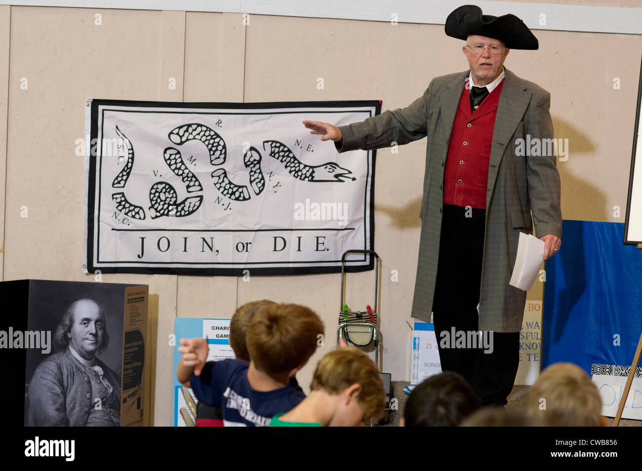 Kostümierte Freiwilligen verwendet Plakat des amerikanischen Gründervater Ben Franklin "Join or Die" politische Karikatur im Geschichtsunterricht Stockfoto