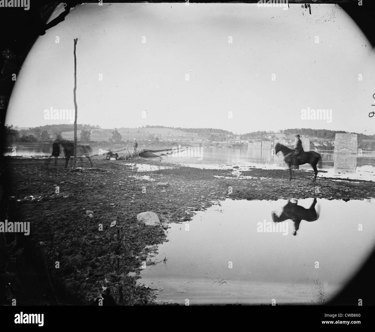 Der Bürgerkrieg. Die Schlacht von Antietam. Pontonbrücke und Ruinen die steinerne Brücke über den Potomac River, Berlin, MD. Stockfoto