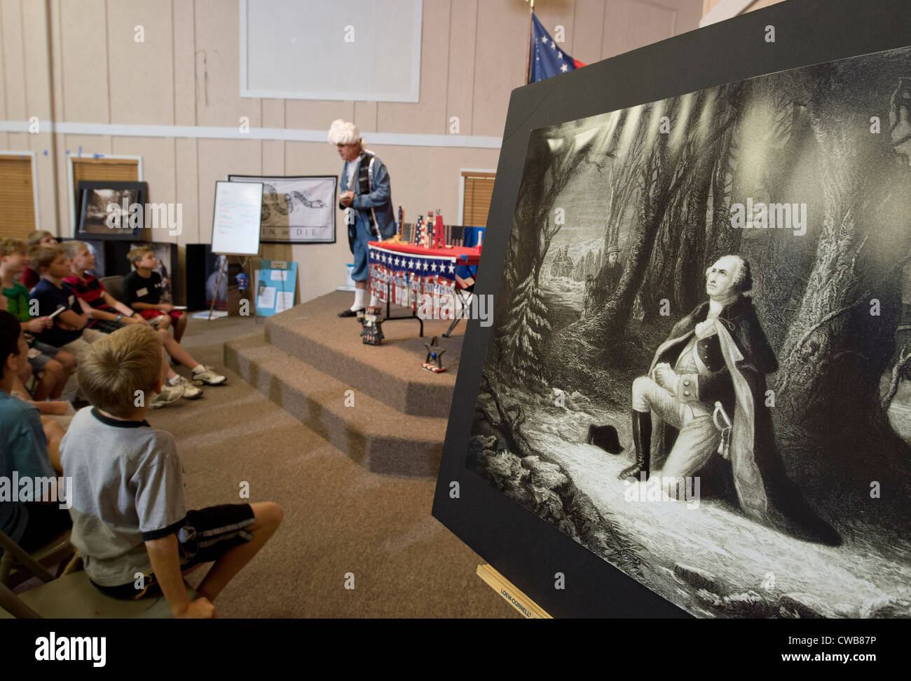 Freiwillige gekleidet, als George Washington auf der Gründerväter der Vereinigten Staaten am "Urlaub Liberty Schule" Tagescamp Lektion führt Stockfoto