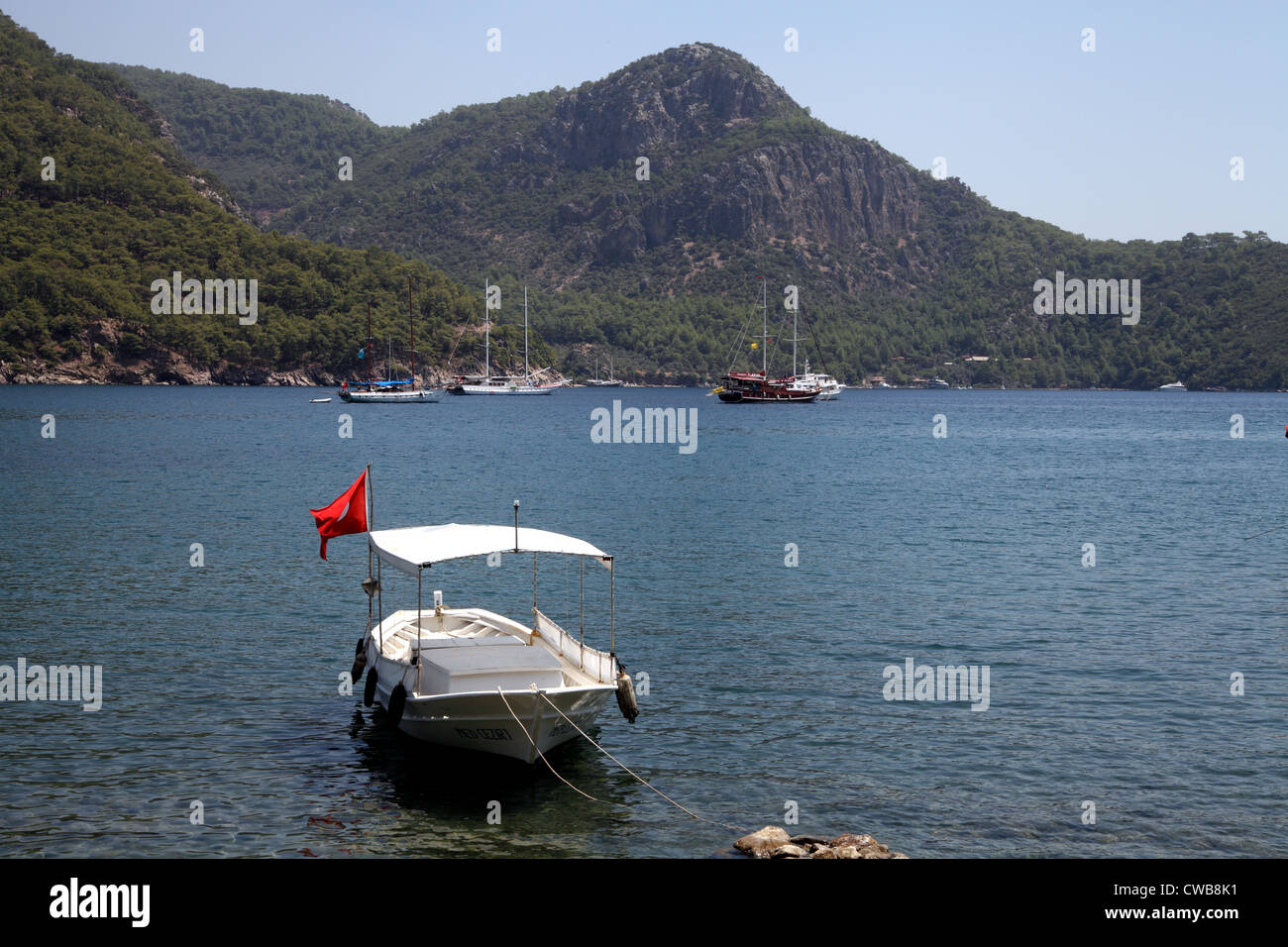 Blick auf kleine Boot in der Bucht in der Nähe von Ekincik Dorf in der Nähe von Dalyan, Türkei Stockfoto