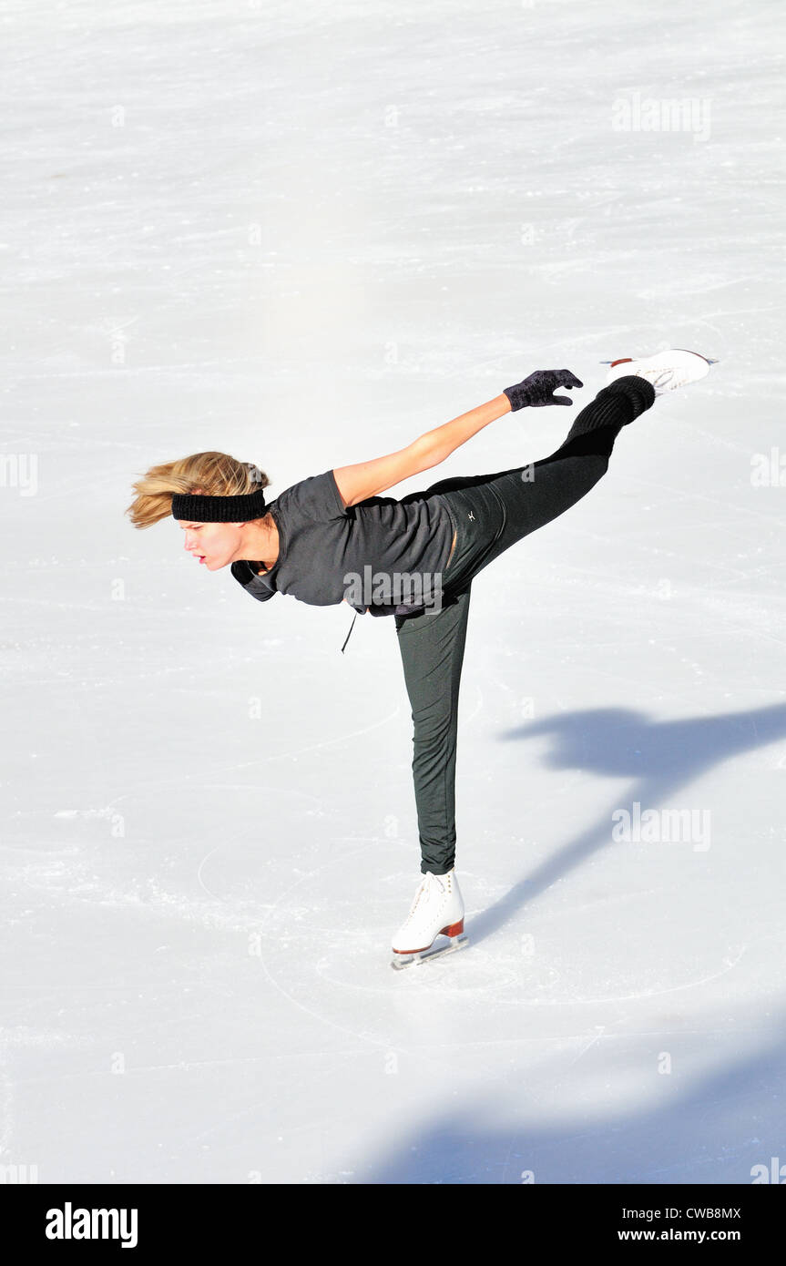 Weibliche Eiskunstläuferin Eiskunstläuferin Praktiken auf der Eisbahn im Millennium Park. USA-Illinois-Chicago Stockfoto