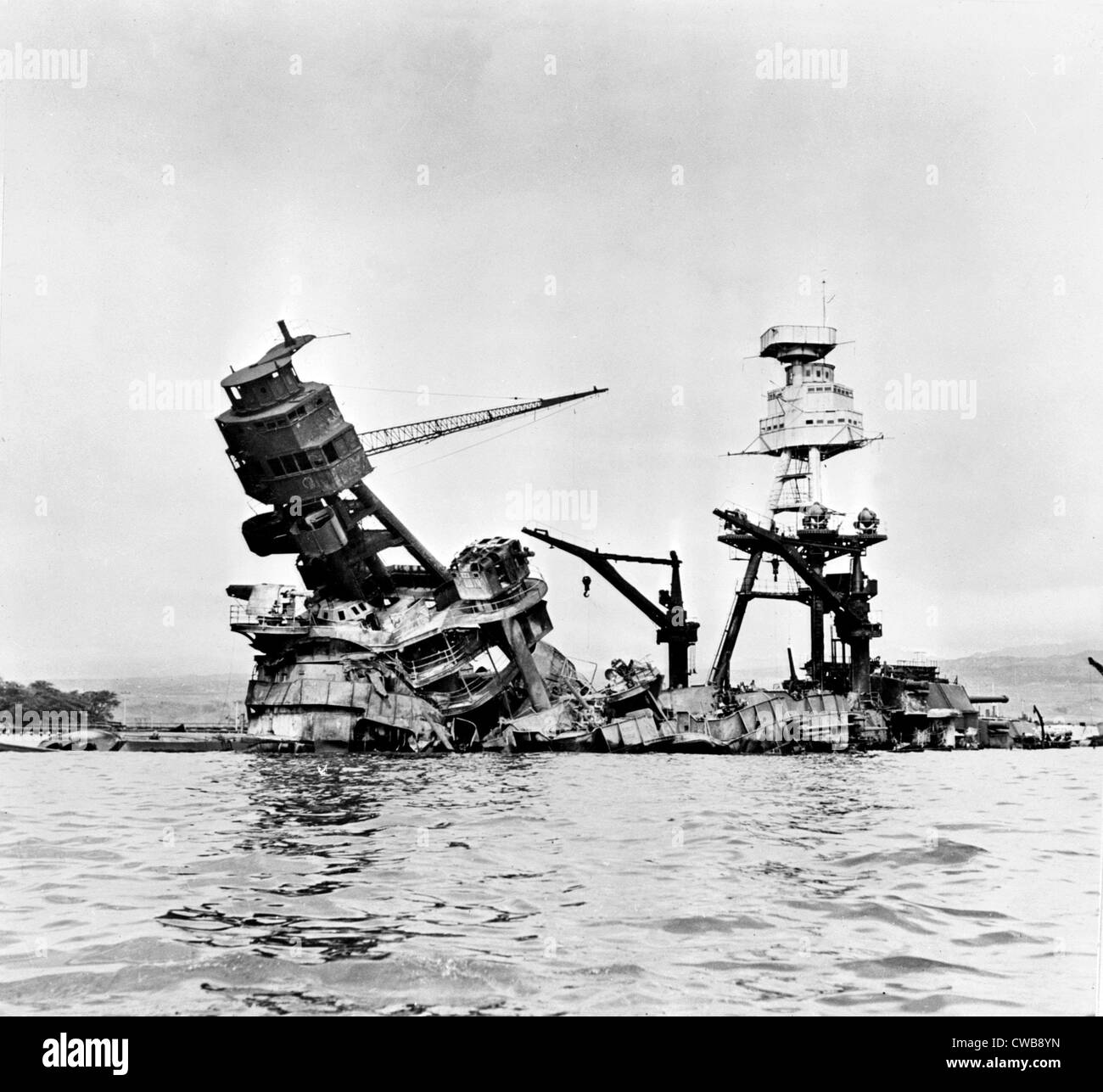 Nach dem Brand. Angeschlagen durch Antenne Torpedos und Bombentreffer, ruht die USS Arizona auf der Unterseite von Pearl Harbor. Am 7. Dezember Stockfoto
