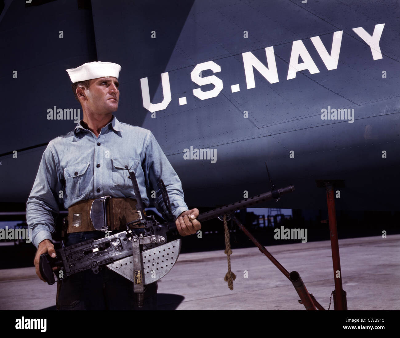 Ein Matrose hält eine.30 Kaliber Maschinengewehr auf der Naval Air Base, Corpus Christi, TX, 1942 Stockfoto