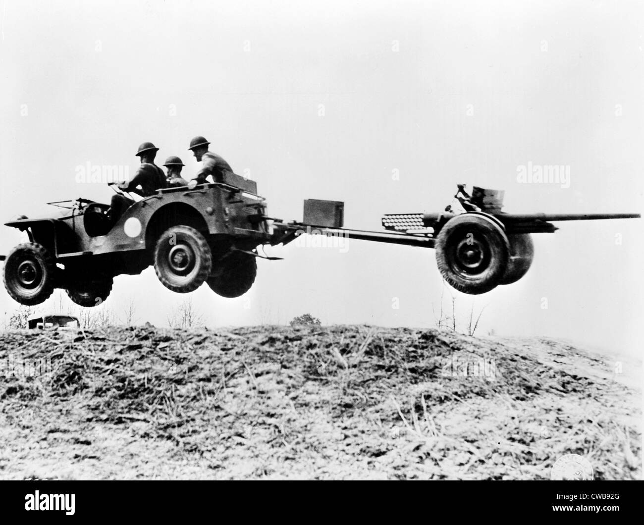 Die neue "Jeep" in der Luft als es zieht eine kleine Artillerie Stück ca. 1941 Stockfoto