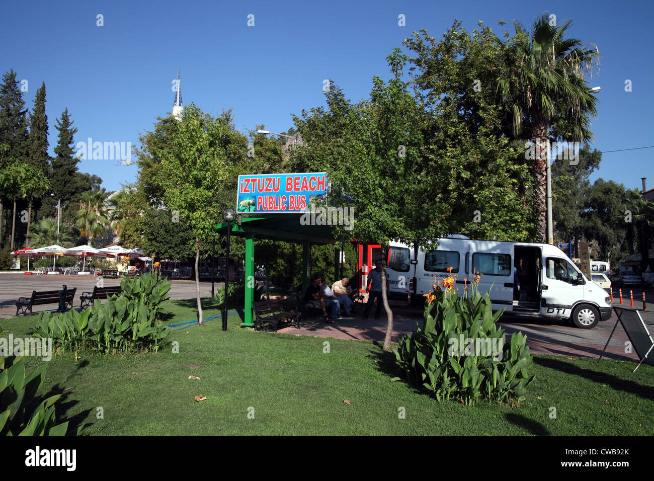 Ansicht der Bushaltestelle in Dalyan, Türkei, Busse zum Iztuzu Turtle Beach fahren von hier Stockfoto