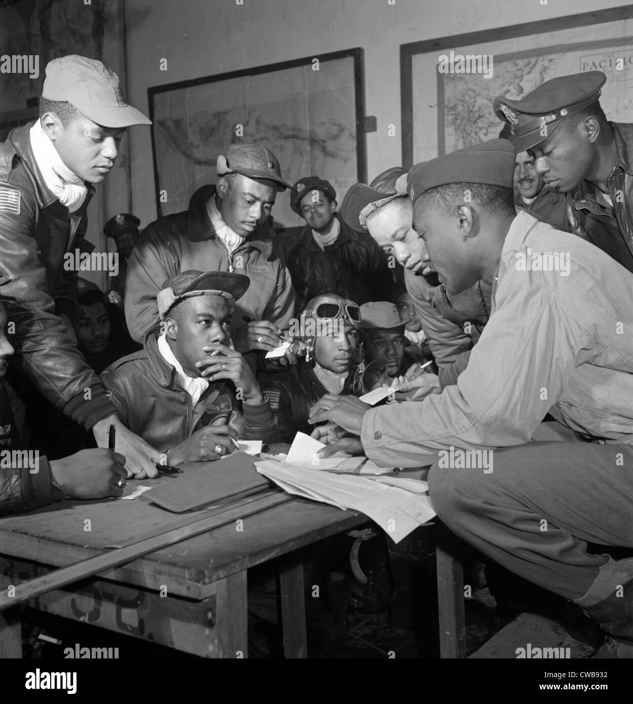 Preflight Briefing der mehrere Tuskegee Airmen an Ramitelli, Italien, März 1945.  Foto: Toni Frissell. Stockfoto