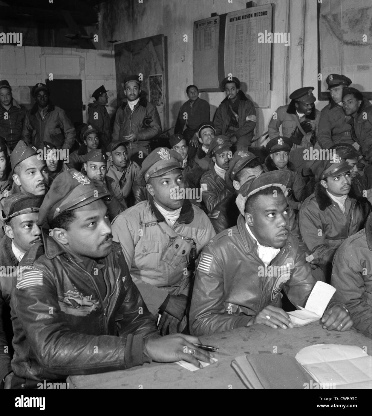 Tuskegee Airmen besuchen eine Einweisung in Ramitelli, Italien, März 1945. Foto: Toni Frissell. Stockfoto