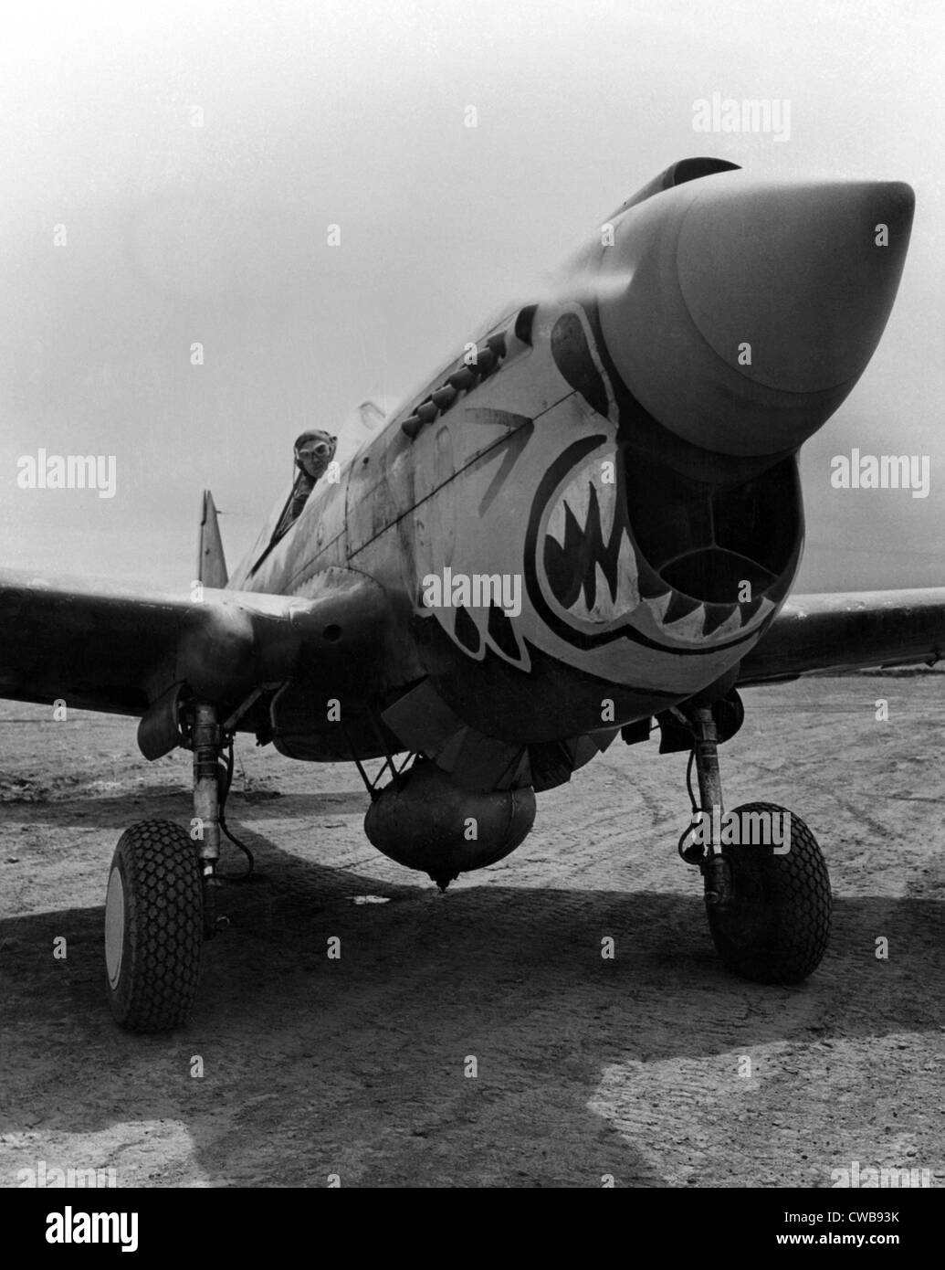 Eines der Redoutable "Flying Tigers" bereit, von einem Alaska-Point in einem Curtis P-40 ausziehen "Warhawk" Jagdflugzeug. ca. Stockfoto