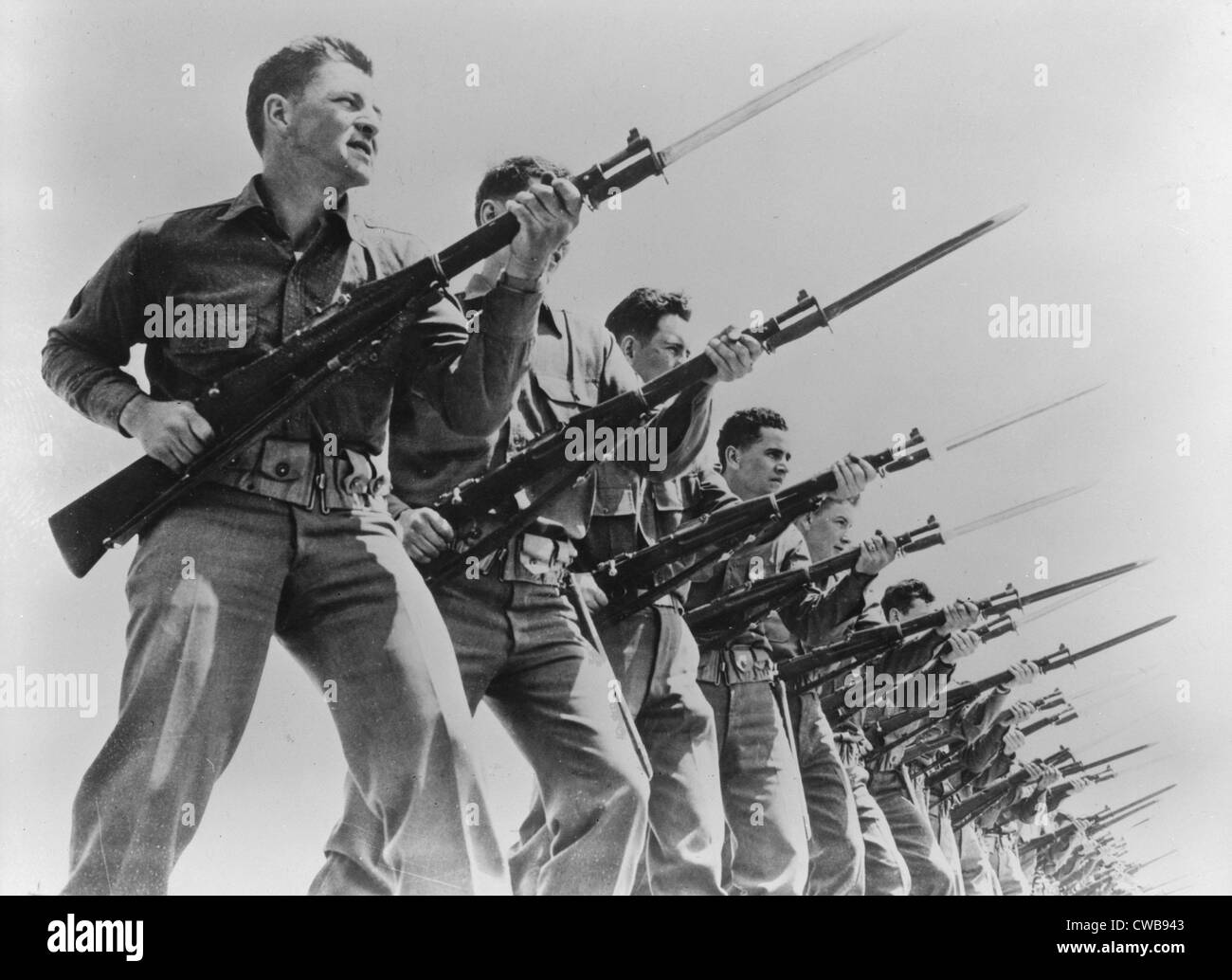 Zweiter Weltkrieg, Bajonett Praxis in ein Trainingslager der US-Armee, 1941. Stockfoto