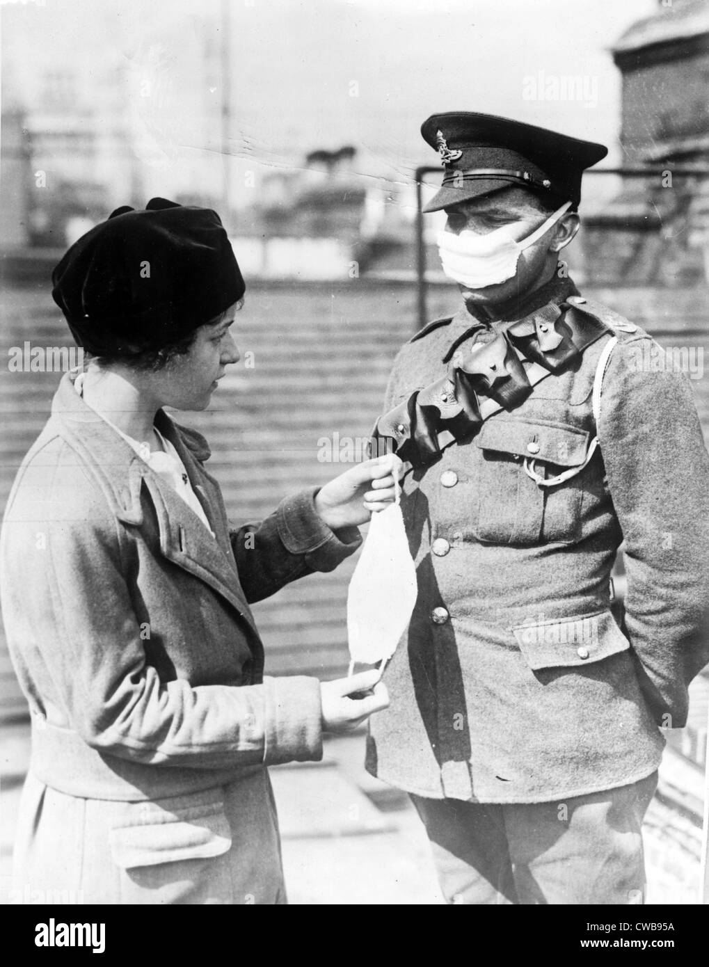 Atemschutzmaske für britische Soldaten-eine Krankenschwester zeigt eine Gesichtsmaske mit einem britischen Soldaten während der Influenza-Epidemie, ca. 1918 Stockfoto