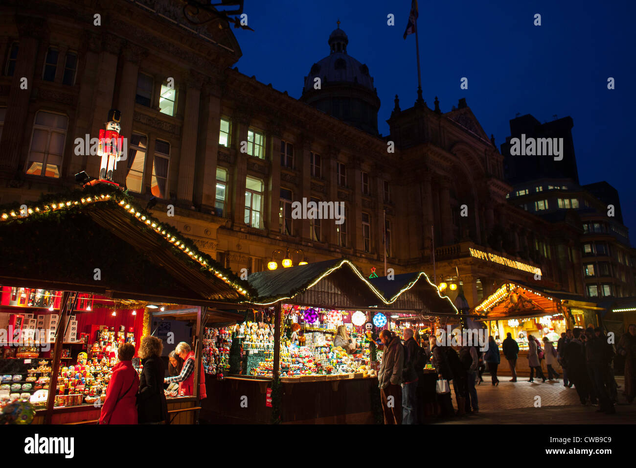 Der traditionelle Frankfurter Weihnachtsmarkt in Birmingham Stadtzentrum jedes Jahr im Dezember statt. Birmingham Council House befindet sich hinter Stockfoto