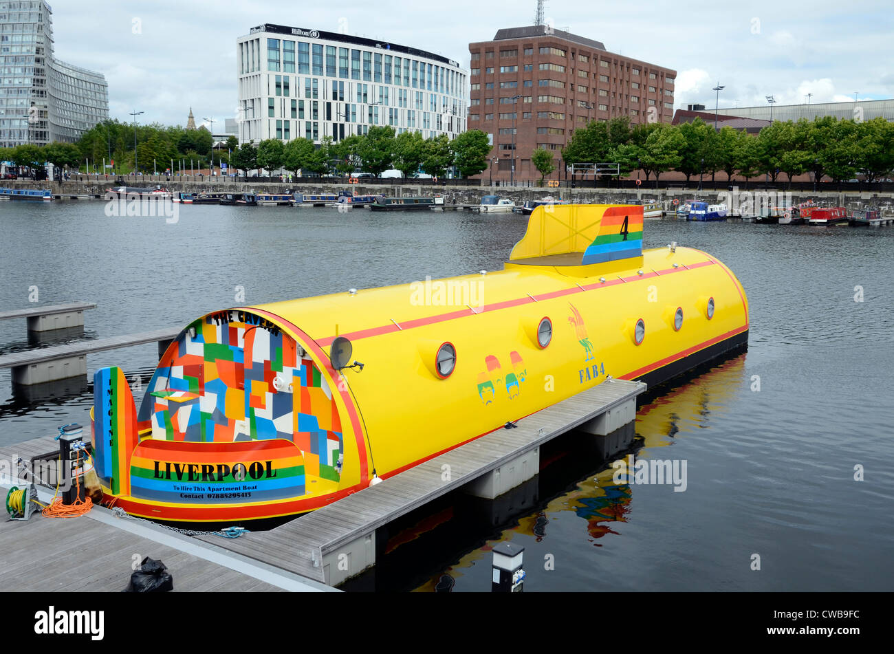 Ein Lastkahn umgebaut eine Ferienwohnung am Albert Dock in Liverpool, England, UK Stockfoto